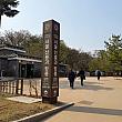宣陵といえば朝鮮王朝第９代王、成宗王（1457～1494年）と継妃（王の後妻）である貞顕王后ユン氏のお墓｢宣陵｣と、朝鮮第11代王の中宗（成宗の息子）のお墓｢靖陵｣。2つとも1970年に史跡第199号に指定され、2009年に朝鮮時代の王陵40基としてユネスコ世界文化遺産に登録されました。