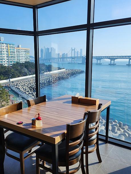 ゆっくり海を見ながらご飯を食べて釜山旅行を楽しんでください。