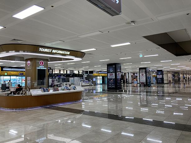 多くの渡航客で賑わっていた仁川空港から来てみると、金浦空港の国際ターミナルはとても落ち着いた雰囲気。