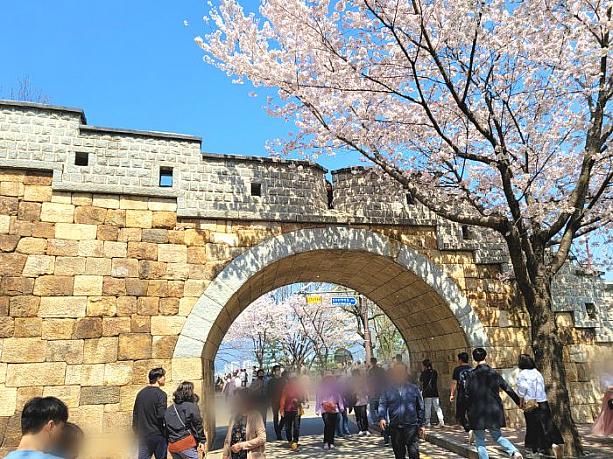 韓国ドラマ「梨泰院(イテウォン)クラス」や「二十五、二十一」のロケ地でも有名な八達門近くの暗門。