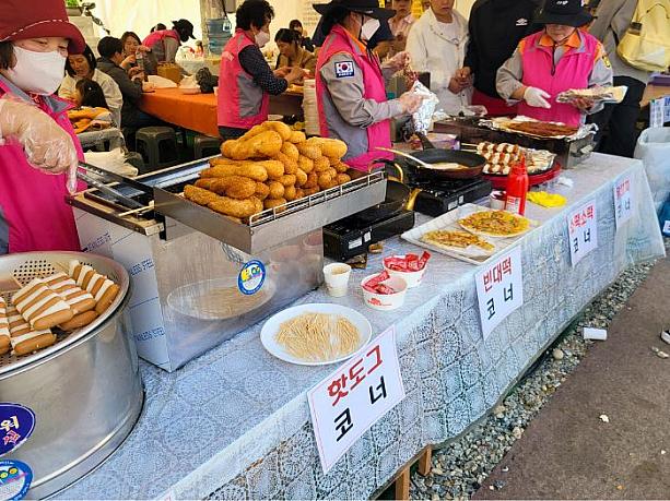 韓国では欠かせないホットドッグ、ビンデトック（緑豆チヂミ）、ソットク（ソーセージ＆お餅）なども販売。
