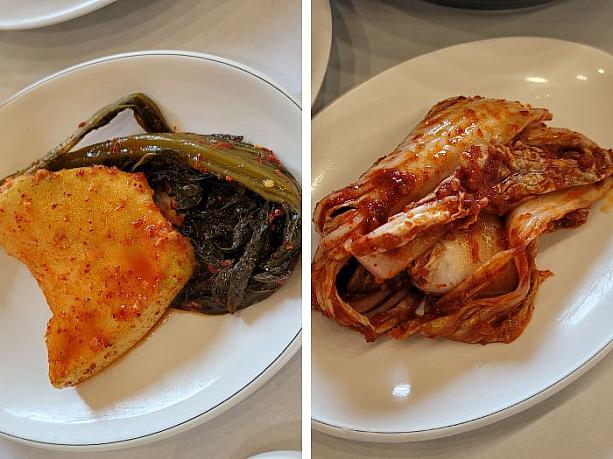 左：カッキムチ（からし菜キムチ）とソクパクチ（大根キムチ）、右：コッチョリ（浅漬けキムチ）などのおいしいパンチャン（おかず）はおかわり自由です。