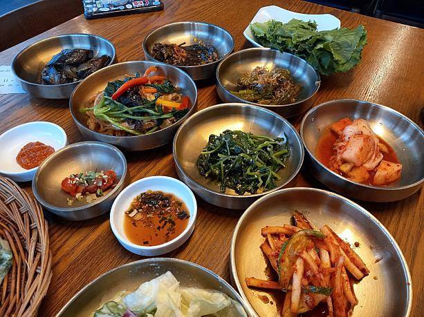 延世大学の北門近くにある韓定食のお店へ~。韓定食といってもいろんなスタイルがあるけれど、ここはナムルやキムチ、チヂミなどなど、いろんな韓国家庭料理がテーブルにずらりと並ぶお店！