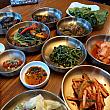 延世大学の北門近くにある韓定食のお店へ~。韓定食といってもいろんなスタイルがあるけれど、ここはナムルやキムチ、チヂミなどなど、いろんな韓国家庭料理がテーブルにずらりと並ぶお店！