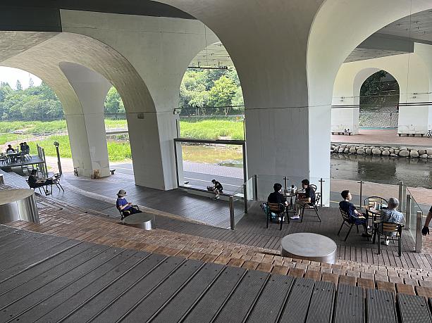 大きな橋の下に作られた、日かげになっている広場。テーブルや椅子が設置されていて優雅な雰囲気。週末になると人で溢れてる漢江公園とは違い、やっぱり江南！というべきでしょうか。でも、川の水はきれいではありません。
