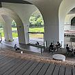大きな橋の下に作られた、日かげになっている広場。テーブルや椅子が設置されていて優雅な雰囲気。週末になると人で溢れてる漢江公園とは違い、やっぱり江南！というべきでしょうか。でも、川の水はきれいではありません。

