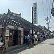 韓国で伏日（ポンナル）にはスタミナ食を食べる習慣があります。スタミナ食といえば、やっぱり参鶏湯（サムゲタン）ですネ。ソウル市内の有名店には昼前からすっごい行列！