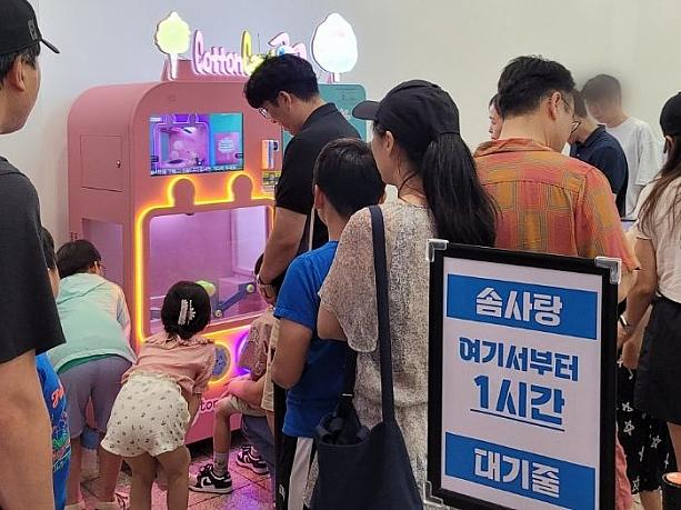 展示会場の入り口にある「自動綿あめ販売機」が子供たちに大人気。なんと待ち時間が１時間も⁉