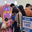 展示会場の入り口にある「自動綿あめ販売機」が子供たちに大人気。なんと待ち時間が１時間も⁉