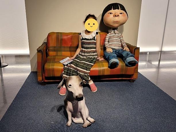 「あめだま」のドンドンと一緒にソファーに座り、犬のグスリと記念撮影。