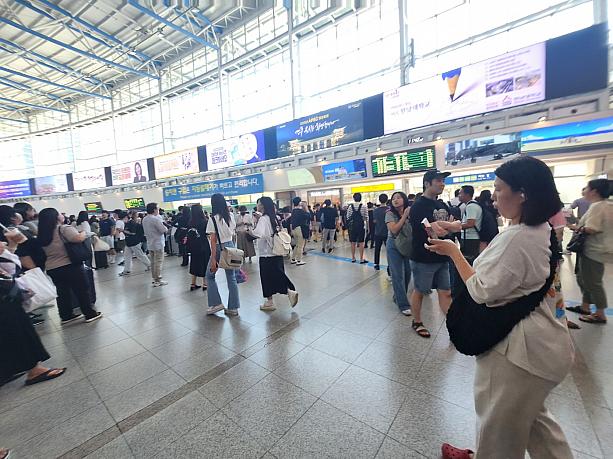 韓国も夏休みシーズン！ソウル駅にはたくさんの旅行客でいっぱいです。