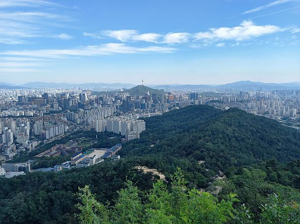 ソウル市西大門区に位置する山、鞍山（アンサン）~。延世大学や梨花女子大、西大門独立公園などとももつながっていて、気軽に登れる地域住民の散歩道でもあります＾＾