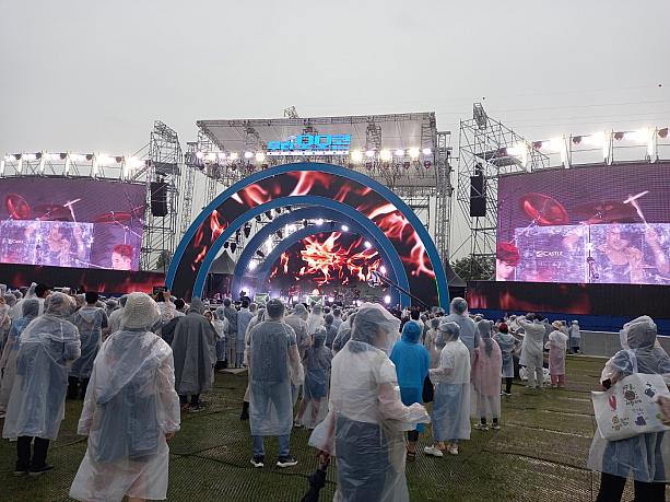 初日の土曜日は途中からの雨と湿気と暑さにも負けずコンサートは予定通り開催~！