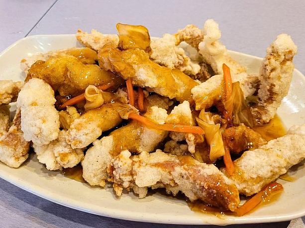 もち米粉の衣によるもちもち食感と若干の酸っぱさが特徴のソースが良く合うタンスユク（韓国風酢豚）。