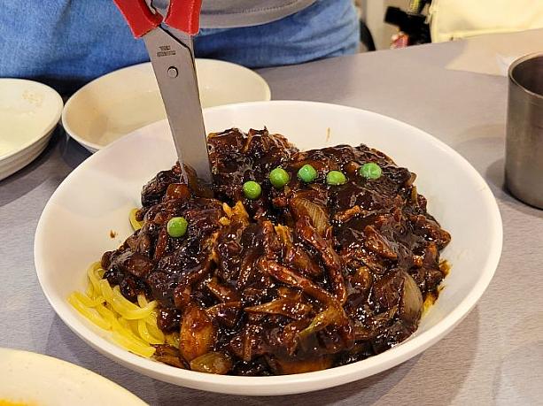 チャヂャンミョンの麺は、食べやすいようにハサミでカットします。