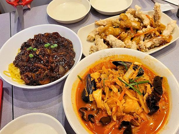 韓国では定番中の定番の黒味噌を使用したチャヂャンミョン、赤色のチャンポンパブ、そしてもち米の粉を使用したタンスユク（韓国風酢豚）。