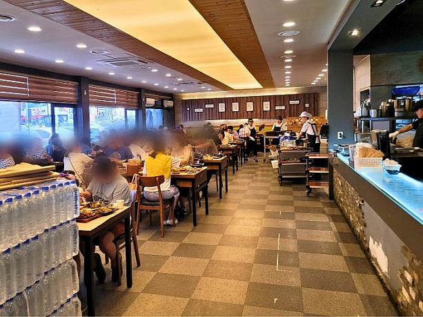 食事時は、お客さんがいっぱいでウェイティング必須の人気店です。