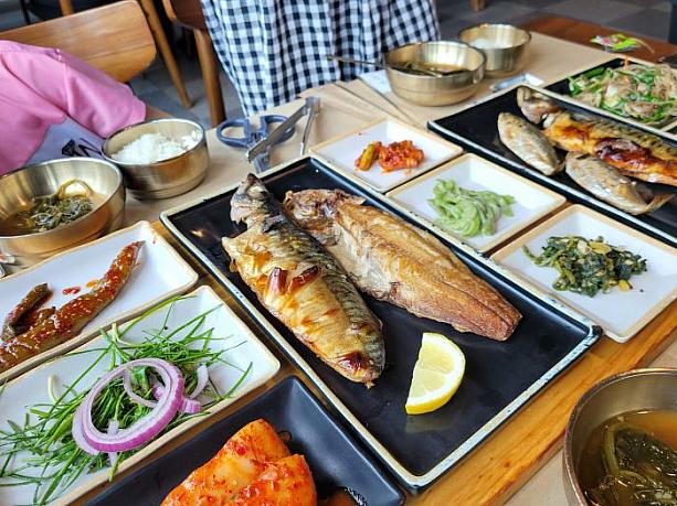 注文すると焼き魚と色とりどりのパンチャン（おかず）が登場～。