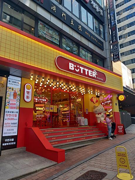 ロイヤルホテルの横には雑貨チェーンが。目立ちます＾＾