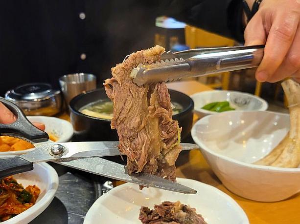骨から肉をそぎ、ハサミで食べやすくカットします。