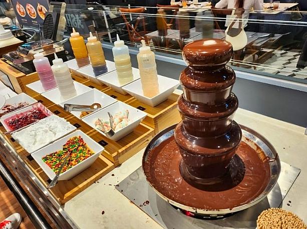 チョコファウンテンの横は素通りできず思わず立ち止まっちゃいます。