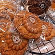 韓国の伝統菓子『ヤックァ（薬菓）』といえば、旧正月などに食べる昔の菓子、というイメージでしたが、最近、洋菓子とのアレンジスイーツが人気！特にヤックァクッキーはフランチャイズのベーカリーでも見かけるほど地元MZ世代をはじめ若者にもウケているんです！