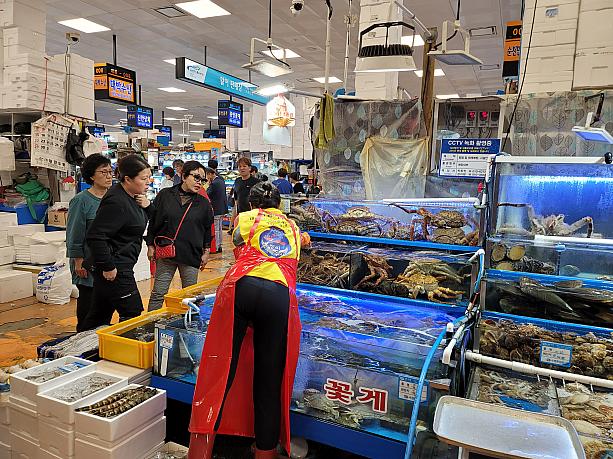 今日、鷺梁津水産市場にお刺身を買いに来ました～♪