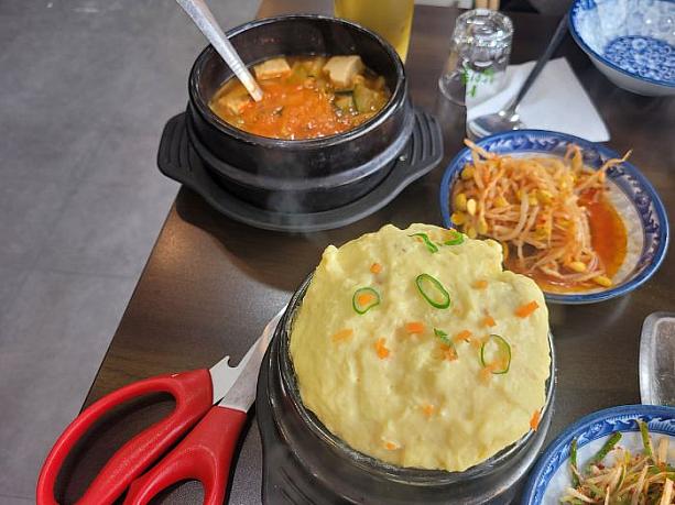 ケランチム（韓国風茶碗蒸し）、テンジャンチゲ（韓国風味噌汁）も一緒にいただきます！