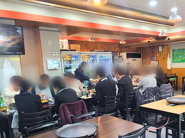 季節柄、「忘年会」兼「会食」をしているお客様もいますね～。