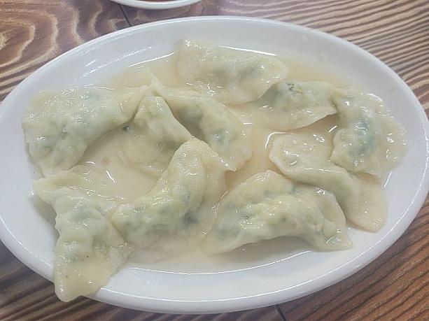 追加でマンドゥ（餃子）を注文したところ水餃子のようなマンドゥが出てきました。