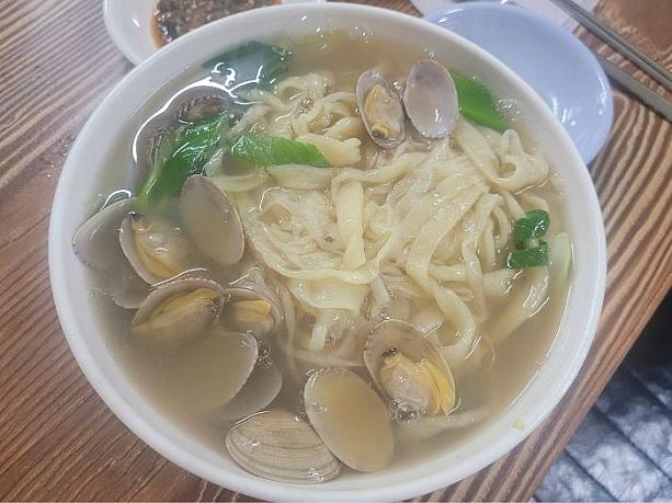 あさりたっぷりの手打ちカルグクス。