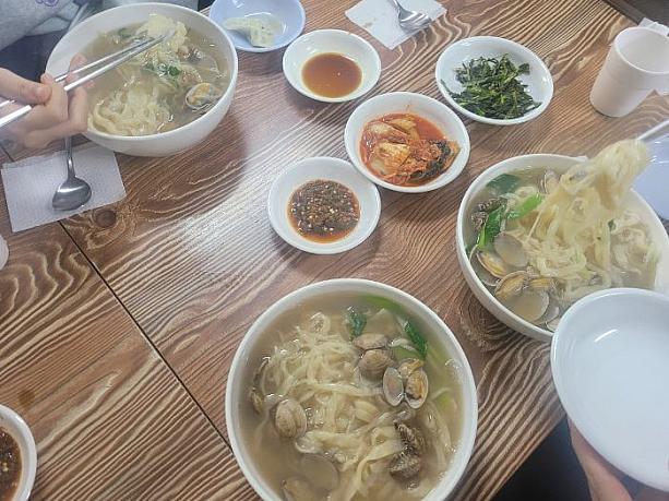 「カルグクス」と「カルスジェビ（カルグクス＆スジェビ（韓国式すいとん））」を注文。