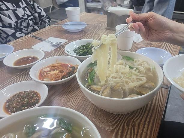 カルグクスは、「包丁で切ってる感」が出ている麺も味わいどころです。