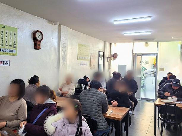 店内の様子。昔ながらの食堂の雰囲気があります。