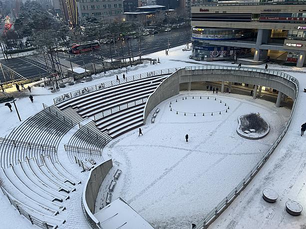 オフィスビルの広場もすっかり雪景色。
