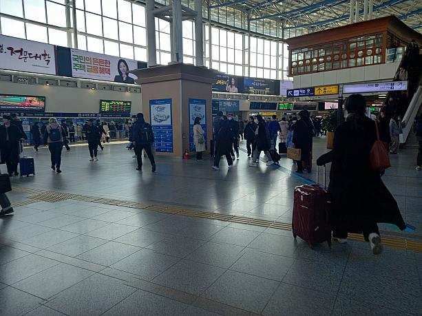 ソウル駅に行ってみると、スーツケースや紙袋を両手に持って行く人たちも目立ちます。