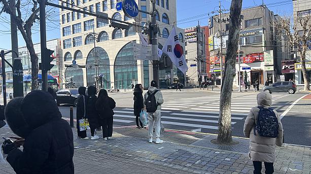 今日は三一節（サミルチョル）で韓国は祝日。三・一独立運動を記念する日です。主要道路には国旗が掲揚されています。今日は、昨日から最高気温が10℃以上の下がり、日中でも氷点下で風も強い一日です。