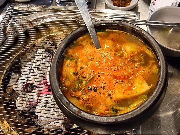 シメは、骨付き牛カルビ入りのテンジャンチゲ（韓国風味噌汁）で。ぜいたくな一品です！