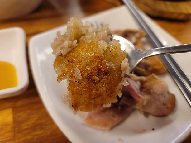 熱い鉄板でもち米が焼けて、カリカリのヌルンジ気味がおいしいっ～！香ばしく焼けた鶏肉とも最高のハーモニー♡