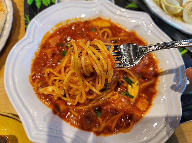 トマトのパスタのコクが本当に深みがあっておいしい～っ！ここはパスタのうまい店、認定しちゃうっ！