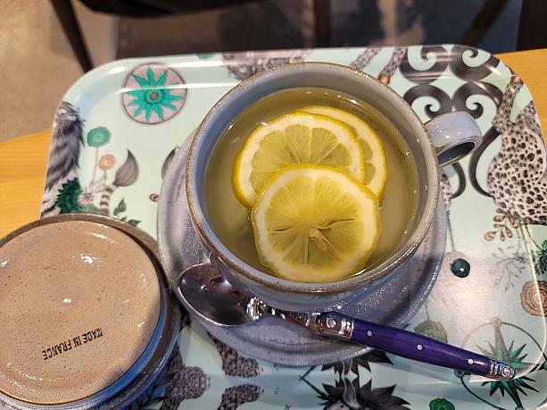 ちょっと甘いけど、フランス製の雰囲気あるカップでさらに気分はＵＰ！＾＾お店で使っているお皿やコップは輸入食器が多いみたいで、盛り付けもステキでした～＾＾パスタは本当におススメです！！！＾＾