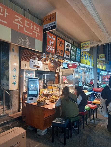 望遠市場の青唐辛子の肉詰め天ぷらの行列店。ここは混雑してなくてちょっと味見するのにぴったり。