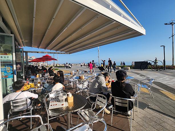 オシャレなテラスのあるカフェやレストランもビーチ沿いに多いですよ！