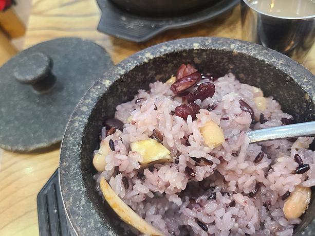 石鍋でふっくら炊かれたご飯。