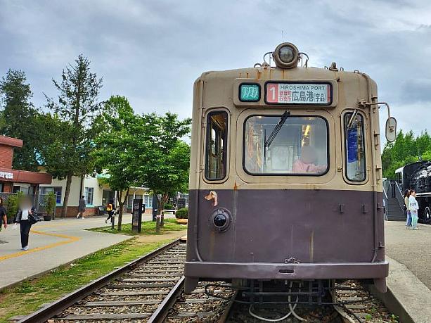 日本の広島で使用されていたという電車も展示されていました。運転席にも座れます。出発進行！