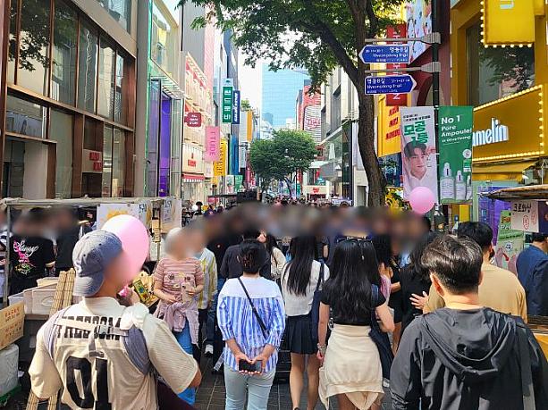 夕方前になると人がさらに多くなってきて屋台もオープンし始めました。