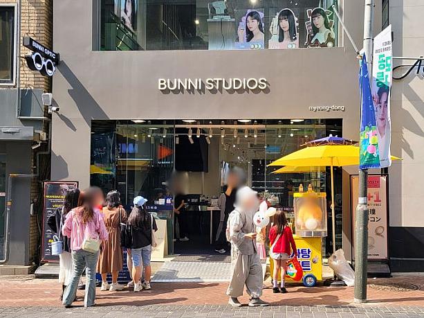 メガネ屋さんでは、割引サービスと一緒に無料で「わたあめ」をくれるイベントをやっていました。