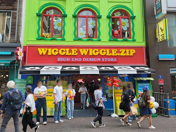 ウィグルウィグル（人気雑貨店）の店舗では、風船をくれるイベンドをしていました。