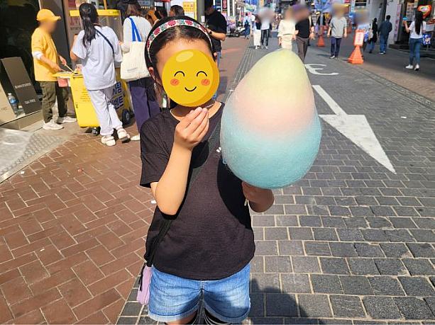 早速イベントに参加して「わたあめ」をゲット。カラフルでしかも大きい！