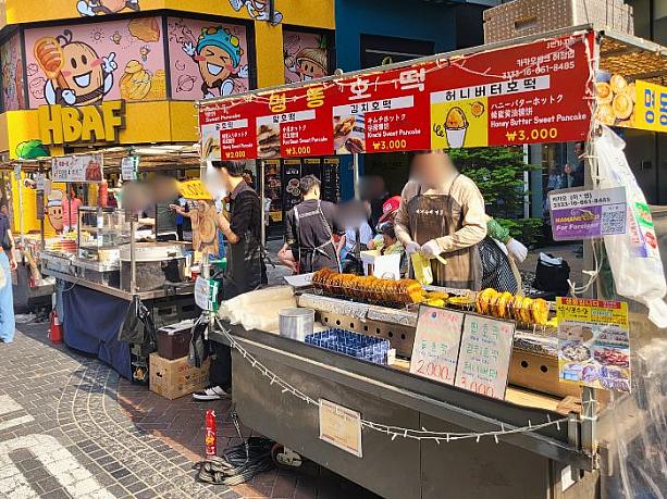ホットク（シナモン入りの黒砂糖をパン生地に包んで焼いたもの）屋さん。おいしそう。